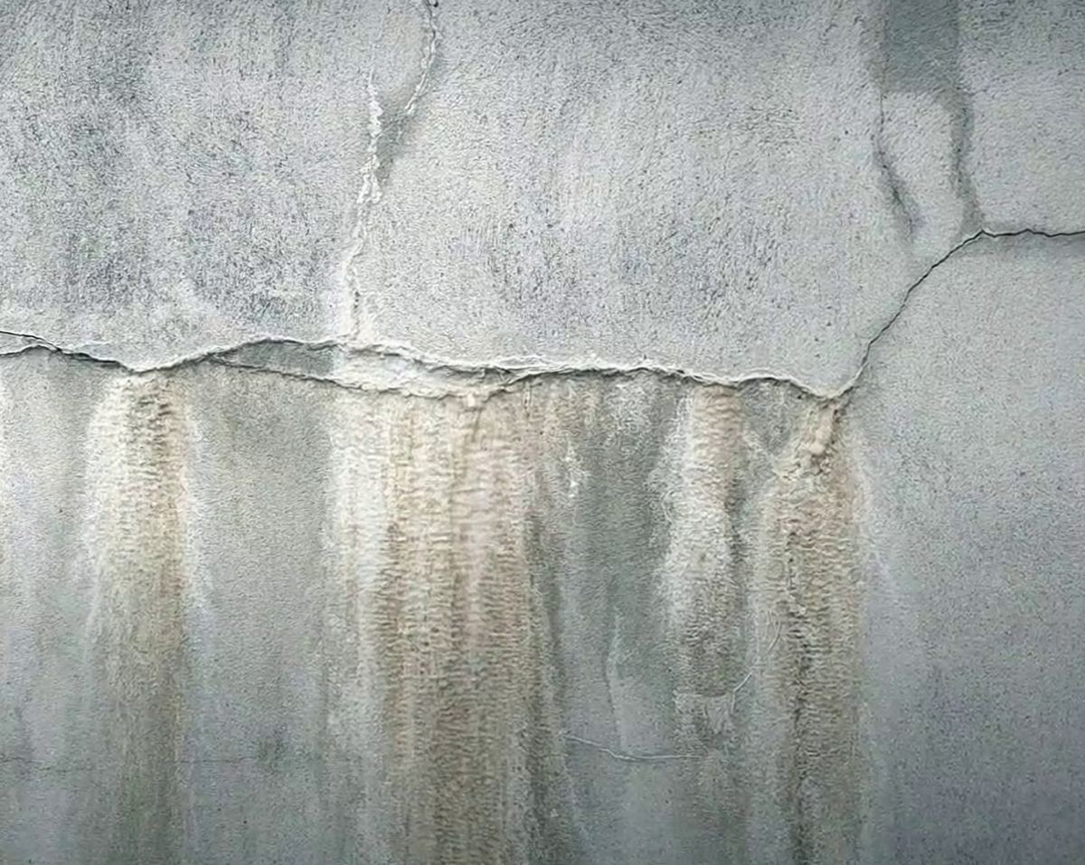 Fissura horizontal com manchas de infiltração escorrendo pela parede